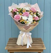 Букет цветов из:  Гвоздики, Орхидеи и Розы #REPLACE_PRED# Волово