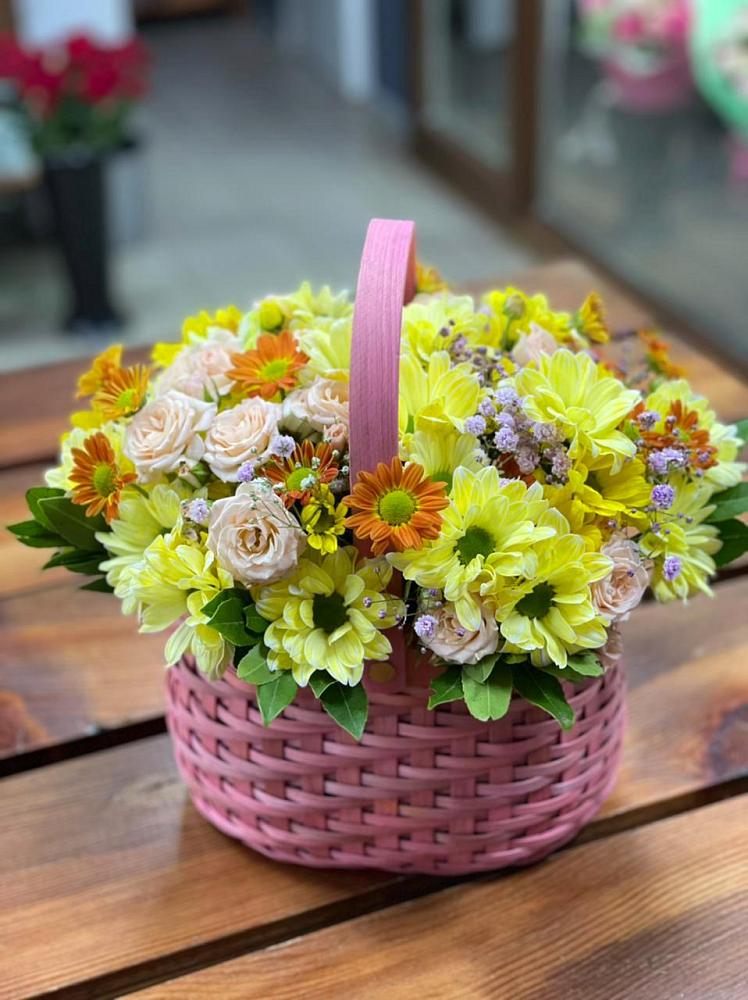 Цветочная композиция из Хризантемы и Розы в корзине в Волово