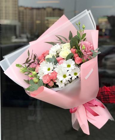 Букет цветов из: Розы, Лизиантусы и Хризантемы в Волово